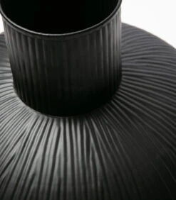 Exclusive Pixie Vaas - Metaal - Zwart - 35x30x30 -Huisdecoratie 15f1ff8a8a814f43bcb91e5ba202c5ab