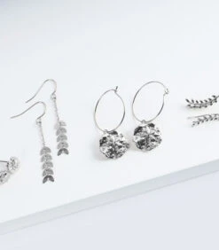 Geurkaars Ceder Met Zilveren Oorbellen -Huisdecoratie 3d356d6f181240c885861e7a7fd896ba