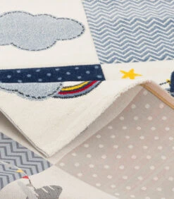 Maui Kids - Kindertapijt - Ruitjespatroon Vliegtuigen -Huisdecoratie bb684fa2d7304c18a14e6d319818c6cc